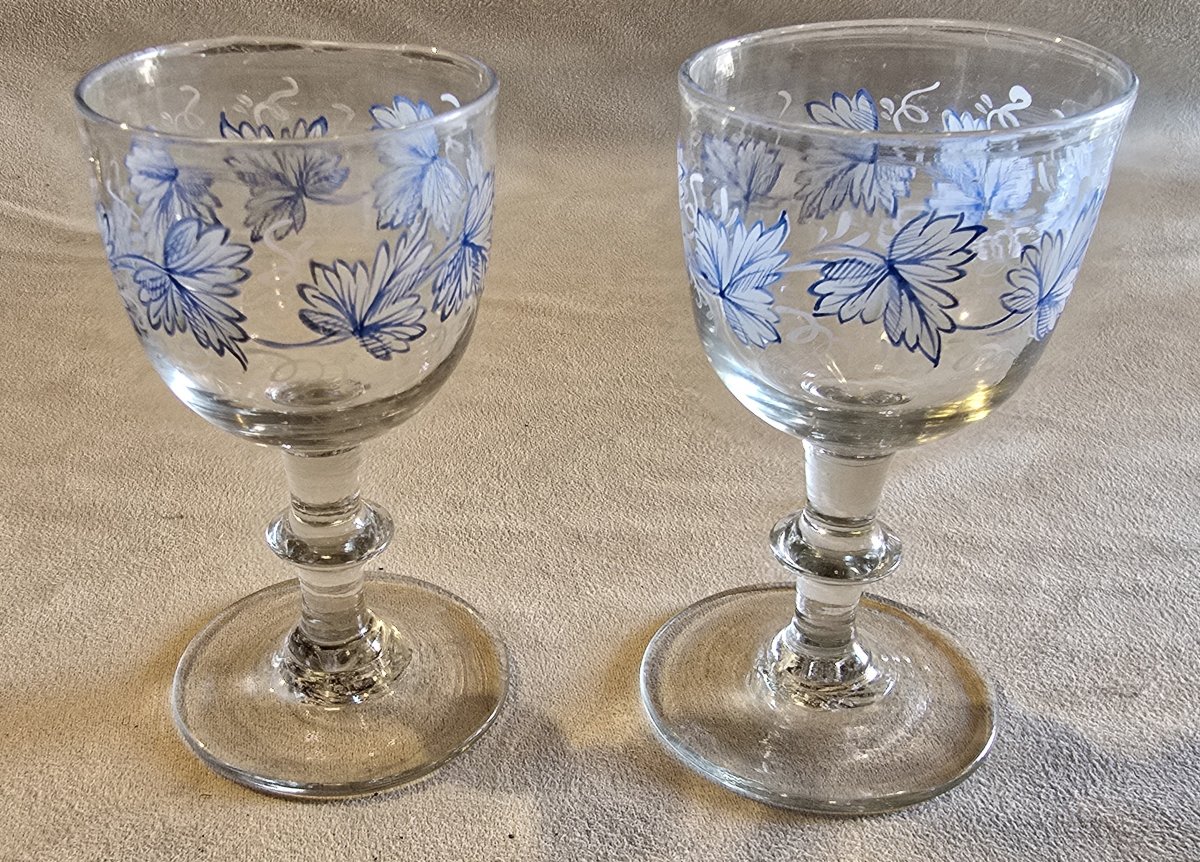 Paire de petits verres à liqueur en verre peint, début XXᵉ siècle