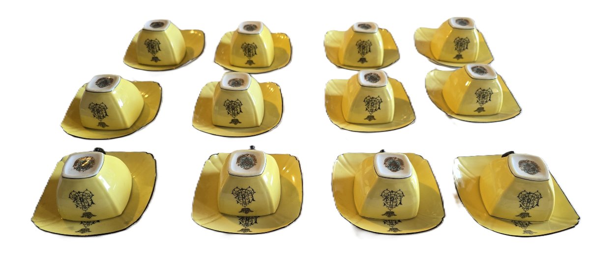  12 micro tasses  anciennes porcelaine  Kuznetsov, Russie  monogramme  couronne, vers 1890-1910