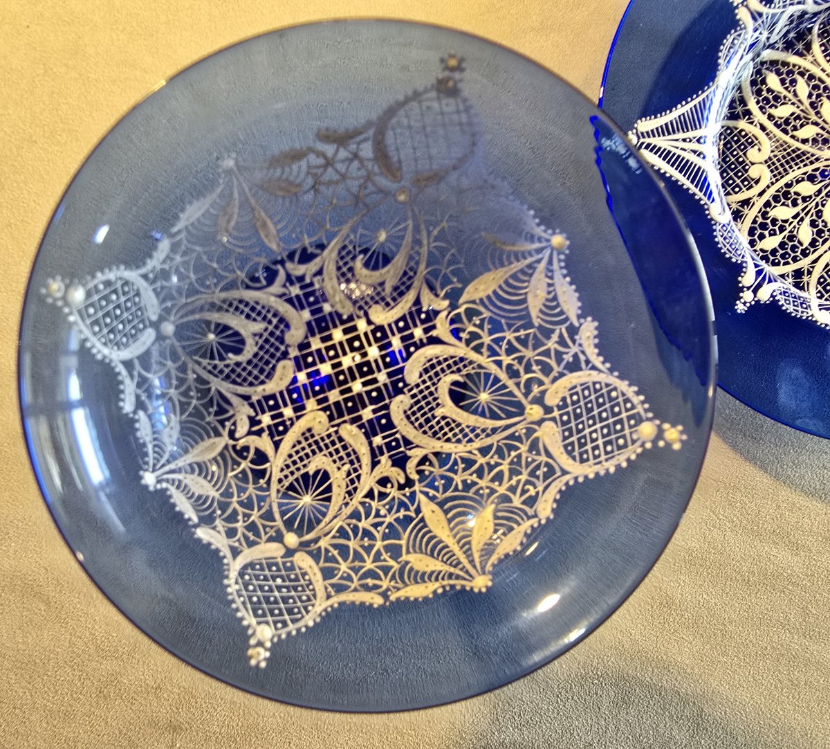 Ensemble calice et soucoupe anciens en verre bleu cobalt soufflé et émaillé-photo-2