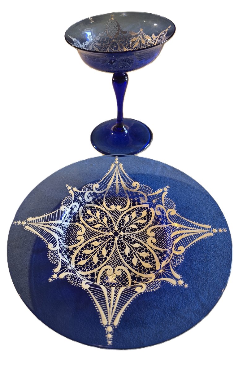 Ensemble calice et soucoupe anciens en verre bleu cobalt soufflé et émaillé
