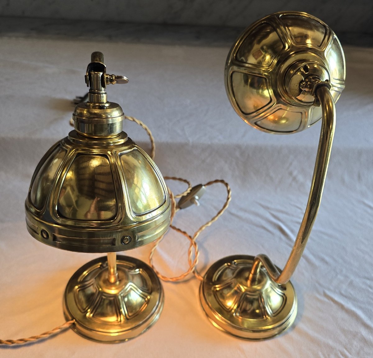 Paire d'anciennes  lampes de bureau en laiton , réflecteur orientable, 1930-1950-photo-3
