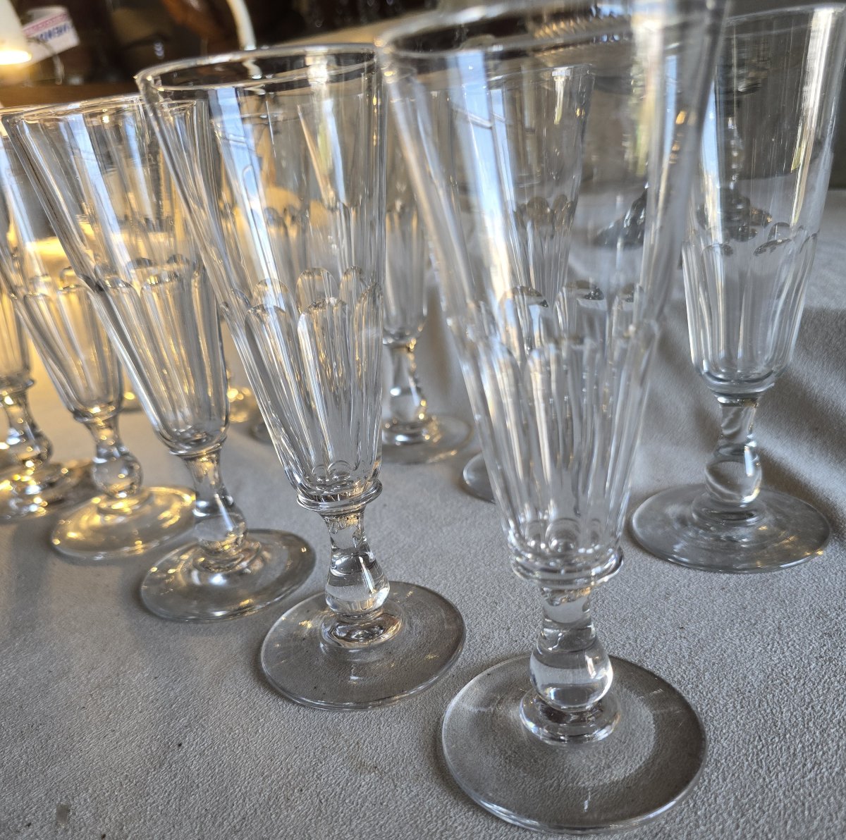  Lot de 12 anciennes flûtes à champagne en cristal taillé, debut XX ème siècle-photo-2