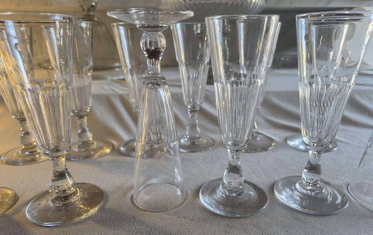  Lot de 12 anciennes flûtes à champagne en cristal taillé, debut XX ème siècle-photo-4