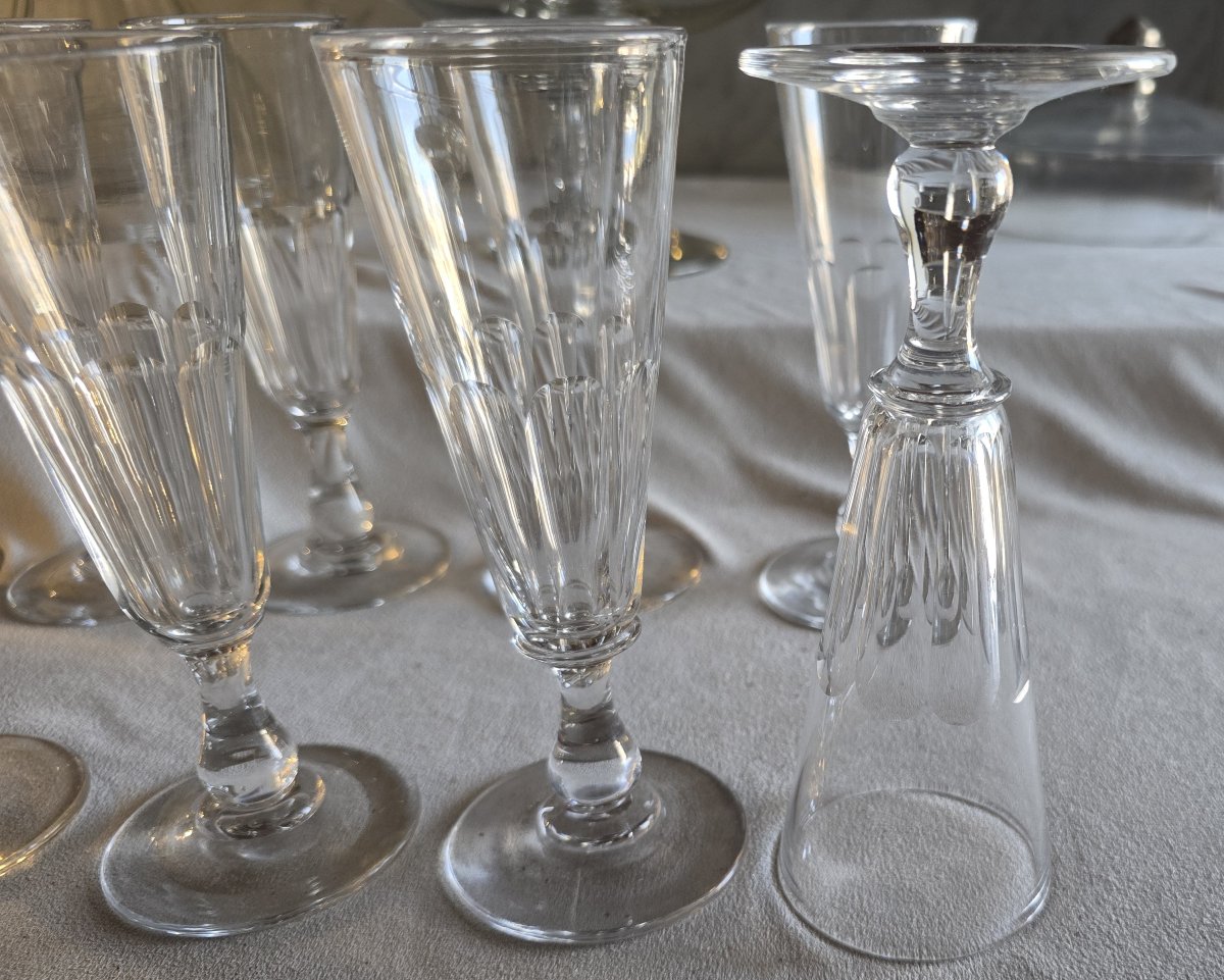  Lot de 12 anciennes flûtes à champagne en cristal taillé, debut XX ème siècle-photo-1