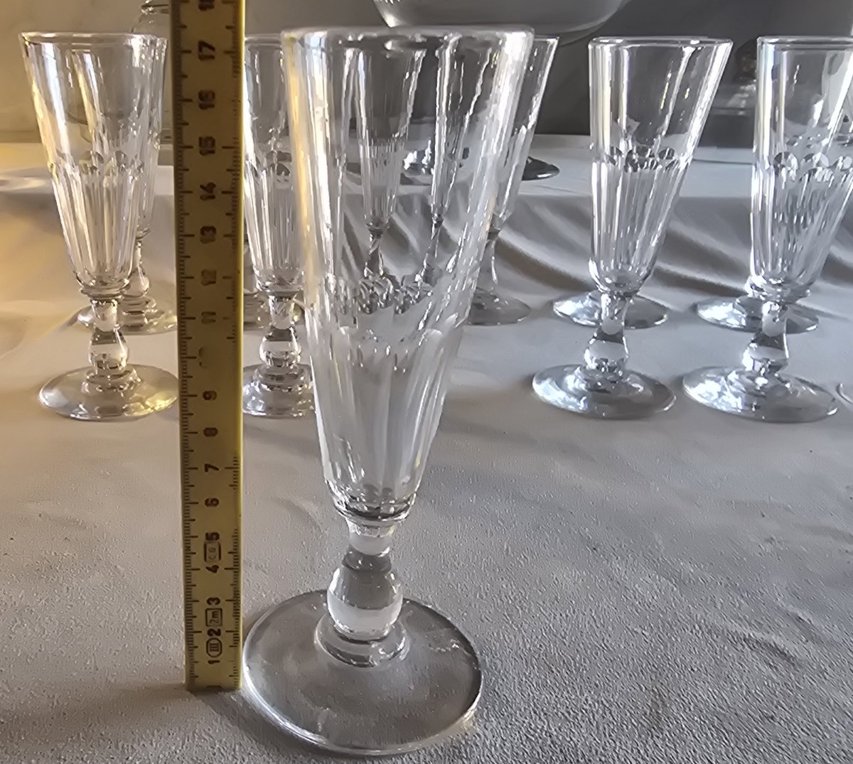  Lot de 12 anciennes flûtes à champagne en cristal taillé, debut XX ème siècle-photo-4