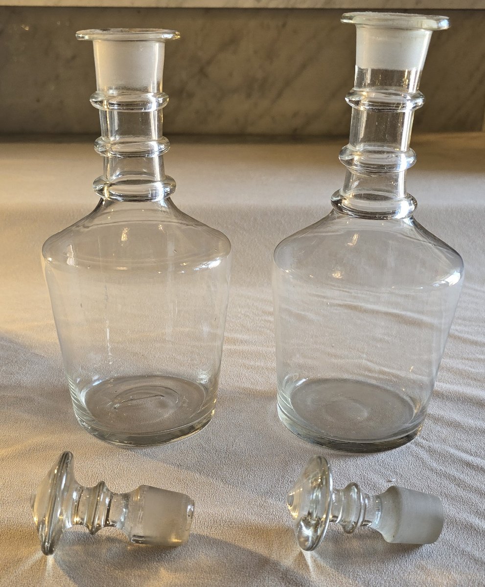 Paire d'anciennes carafes en verre ou cristal léger soufflé, France vers 1890 - 1910-photo-3