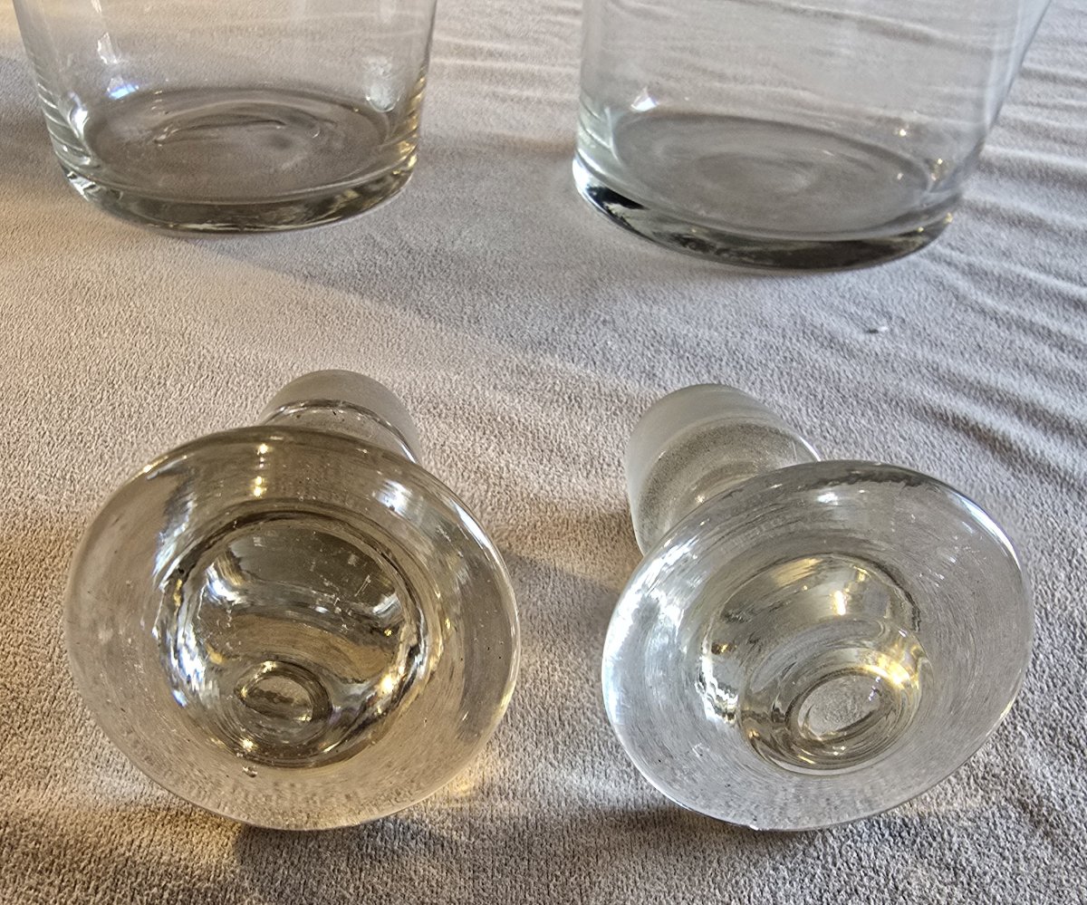Paire d'anciennes carafes en verre ou cristal léger soufflé, France vers 1890 - 1910-photo-1