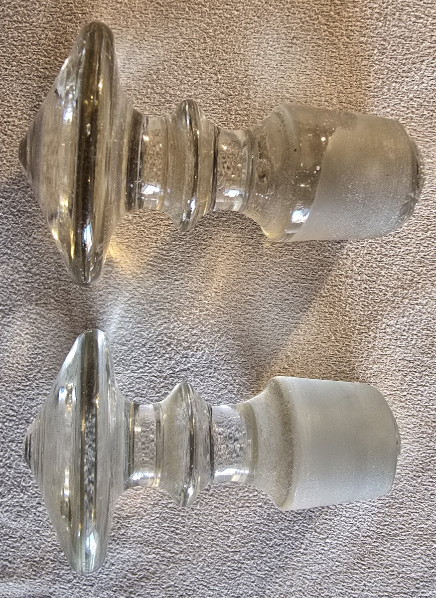Paire d'anciennes carafes en verre ou cristal léger soufflé, France vers 1890 - 1910-photo-2
