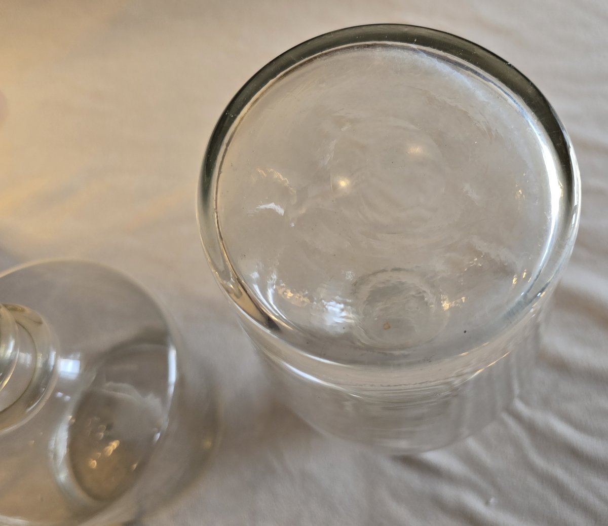 Paire d'anciennes carafes en verre ou cristal léger soufflé, France vers 1890 - 1910-photo-4