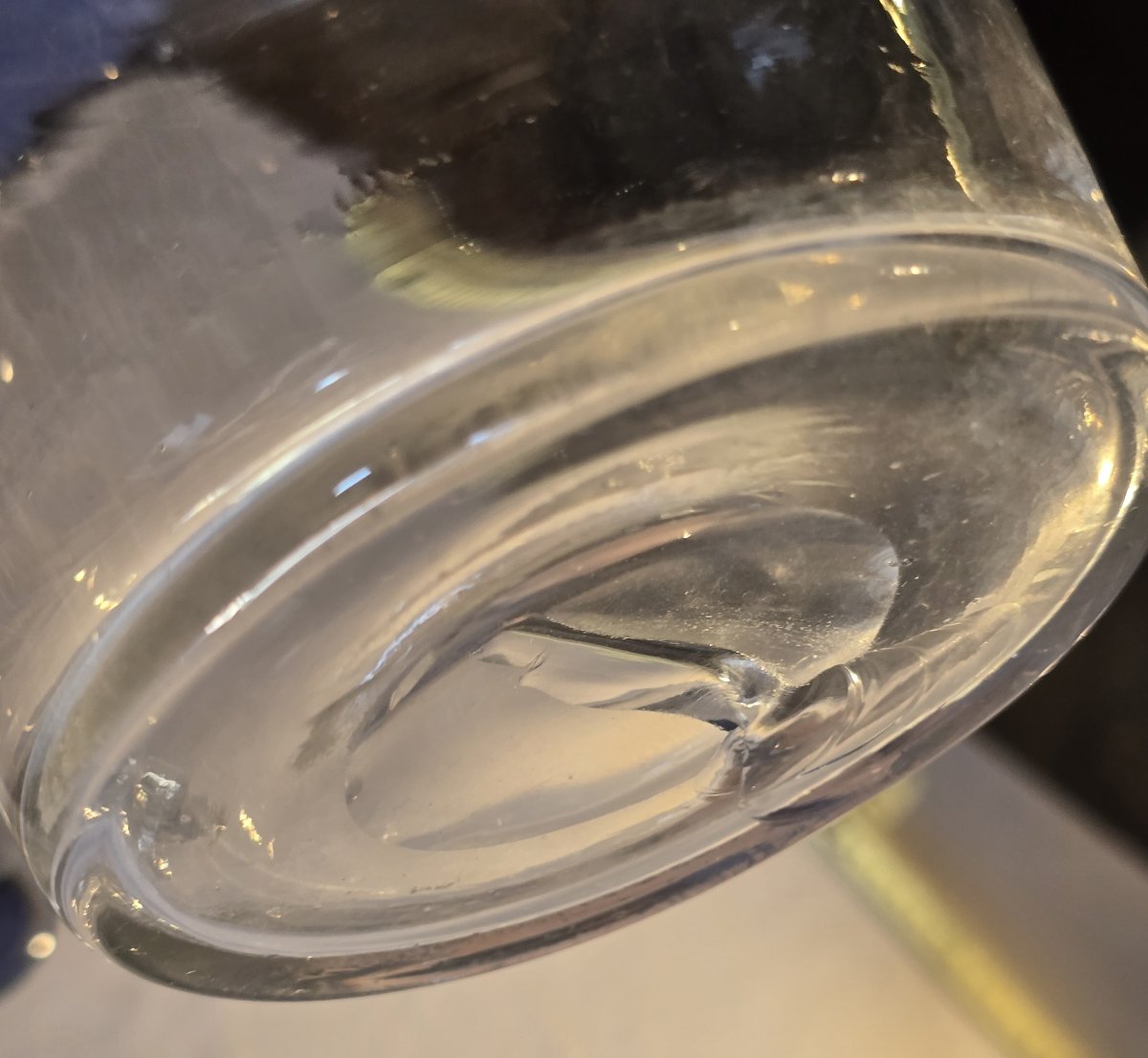 Paire d'anciennes carafes en verre ou cristal léger soufflé, France vers 1890 - 1910-photo-6