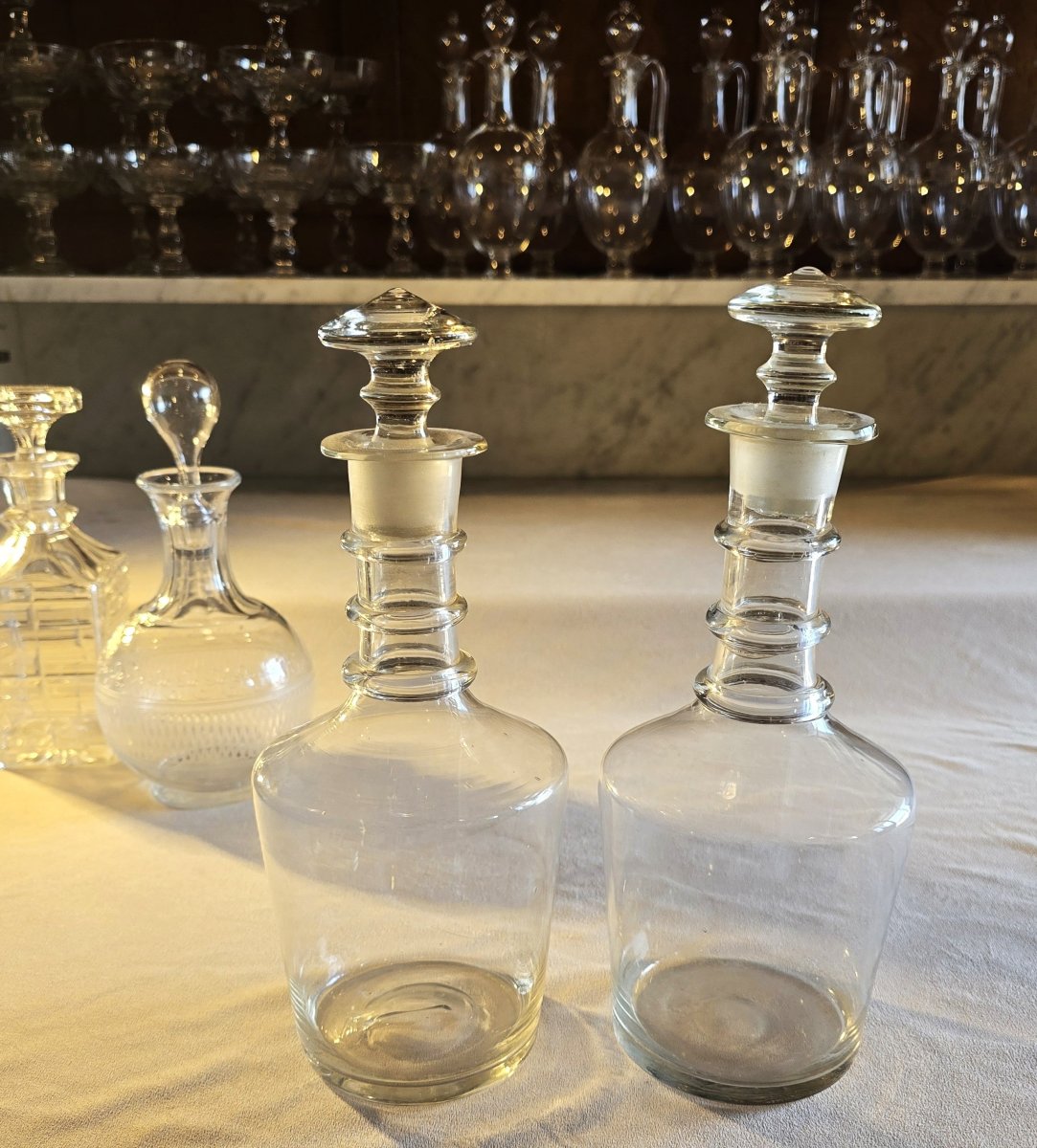 Paire d'anciennes carafes en verre ou cristal léger soufflé, France vers 1890 - 1910