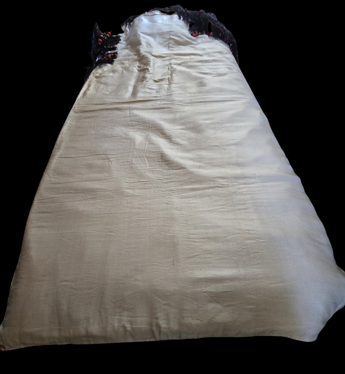 Antique 19th-century Tablecloth Made Of Silk With Petit Point Embroidery-photo-3