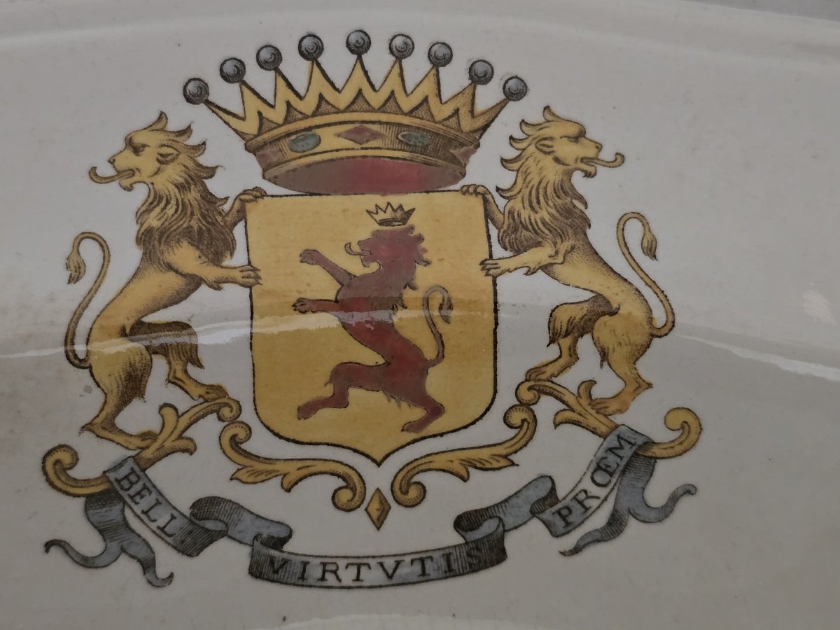 Antique Italian Majolica Serving Plate, "richard," With A Hand-painted Crown And Coat Of Arms