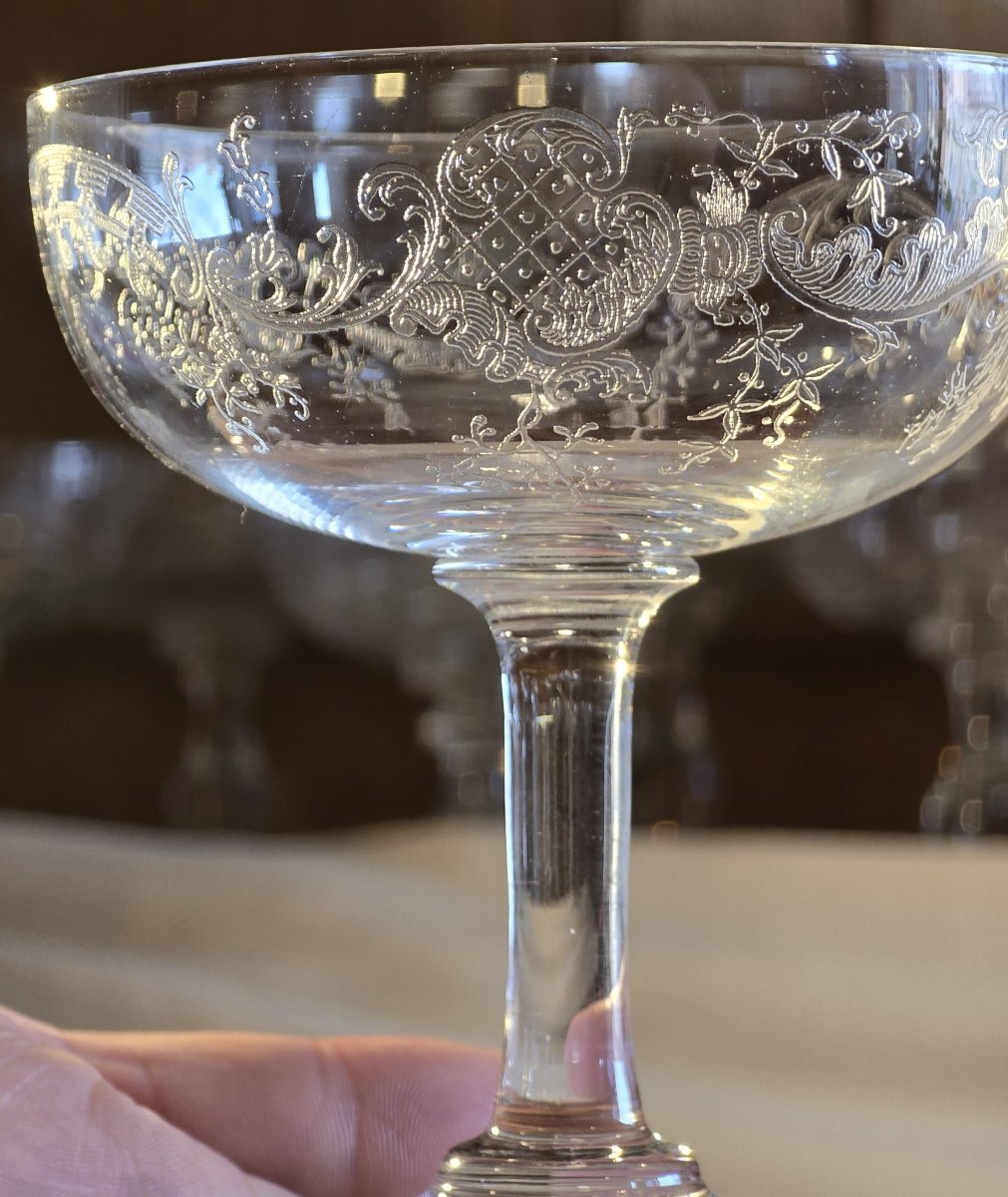 Huit coupes anciennes cristal  décor rocaille gravé  attribuées à Baccarat fin XIXᵉ / début XXᵉ-photo-4