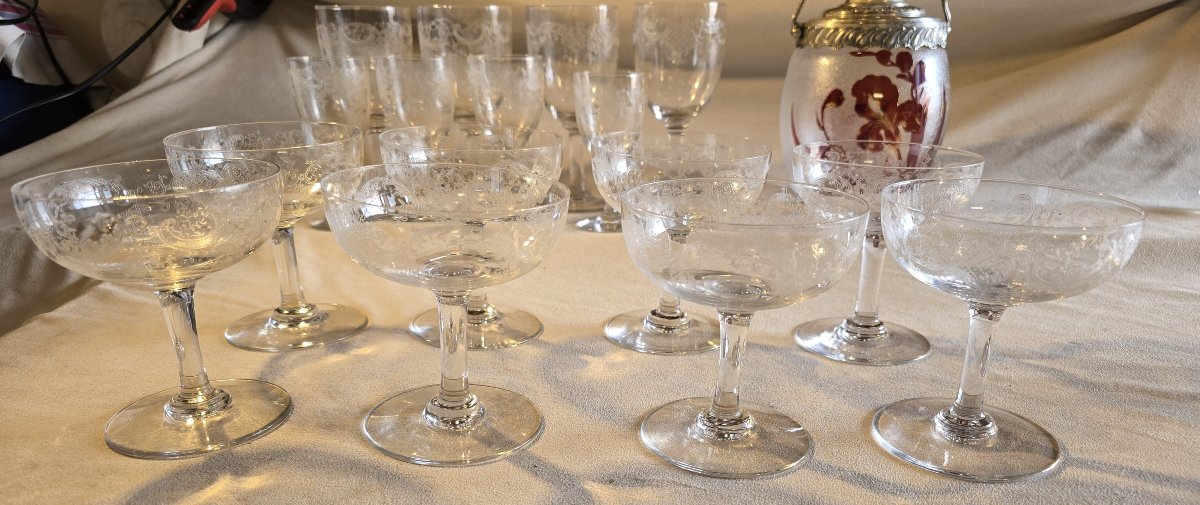 Huit coupes anciennes cristal  décor rocaille gravé  attribuées à Baccarat fin XIXᵉ / début XXᵉ-photo-2