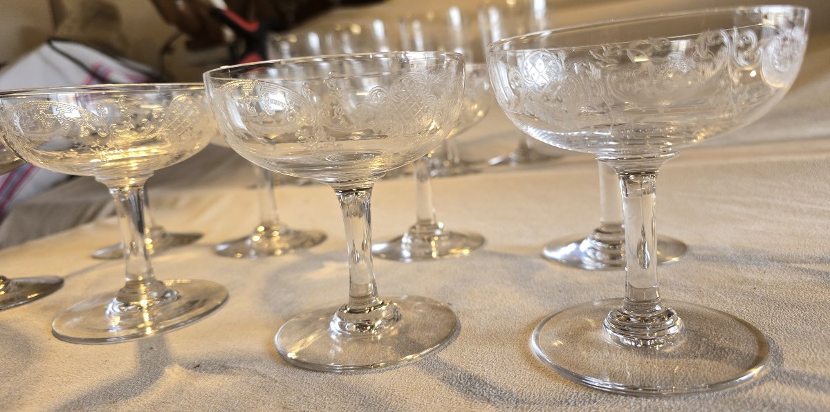 Huit coupes anciennes cristal  décor rocaille gravé  attribuées à Baccarat fin XIXᵉ / début XXᵉ-photo-2
