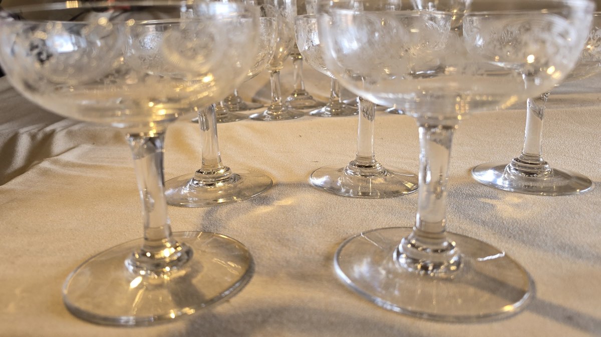Huit coupes anciennes cristal  décor rocaille gravé  attribuées à Baccarat fin XIXᵉ / début XXᵉ-photo-3