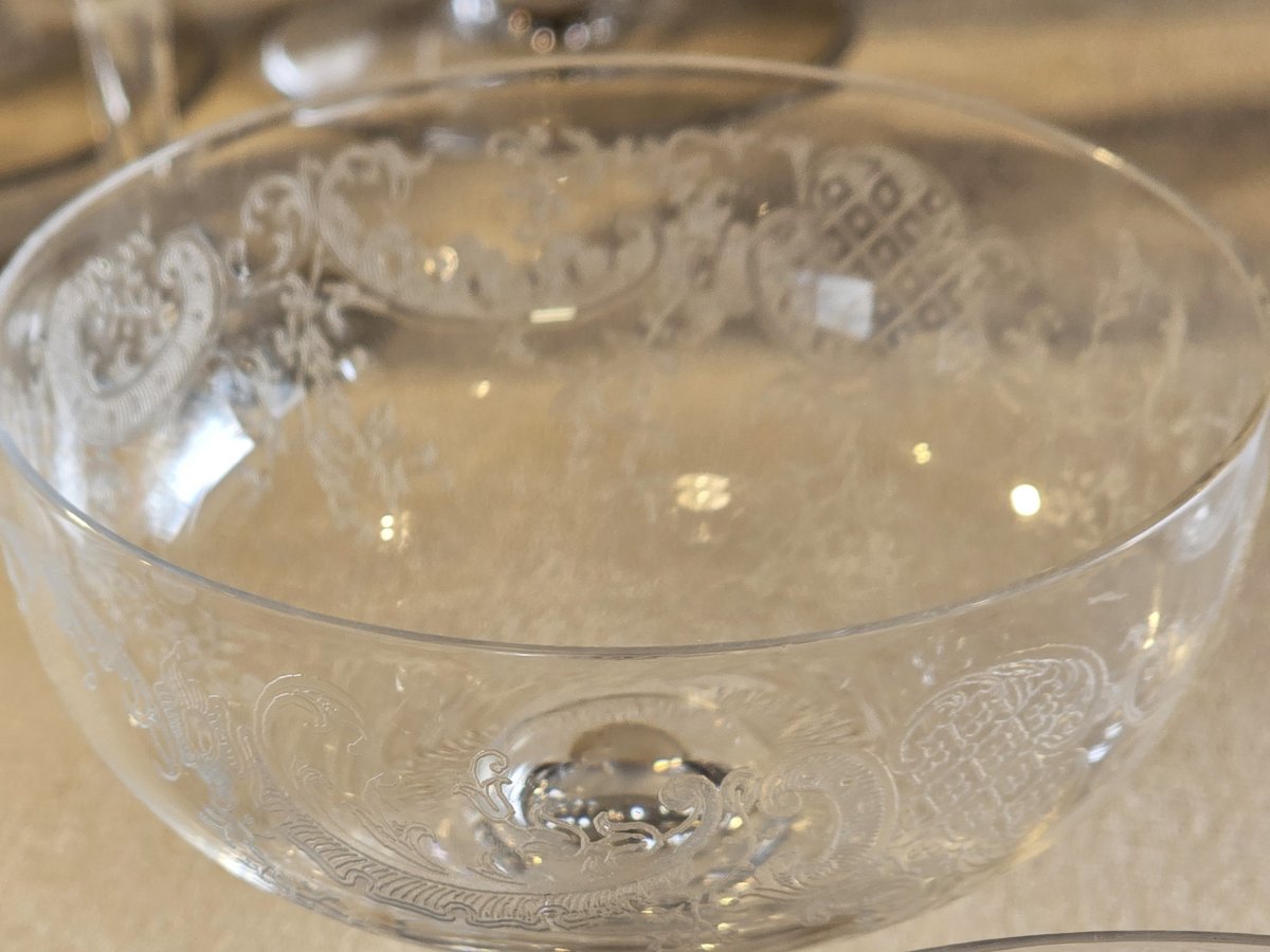 Huit coupes anciennes cristal  décor rocaille gravé  attribuées à Baccarat fin XIXᵉ / début XXᵉ-photo-5