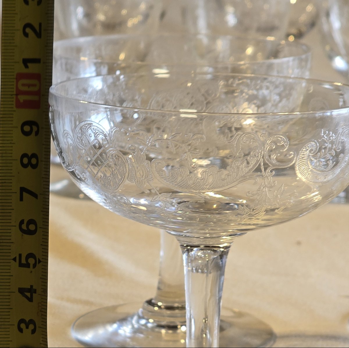 Huit coupes anciennes cristal  décor rocaille gravé  attribuées à Baccarat fin XIXᵉ / début XXᵉ-photo-7