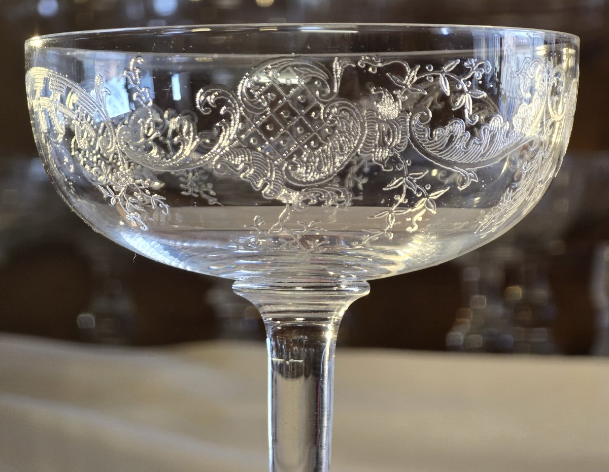 Huit coupes anciennes cristal  décor rocaille gravé  attribuées à Baccarat fin XIXᵉ / début XXᵉ