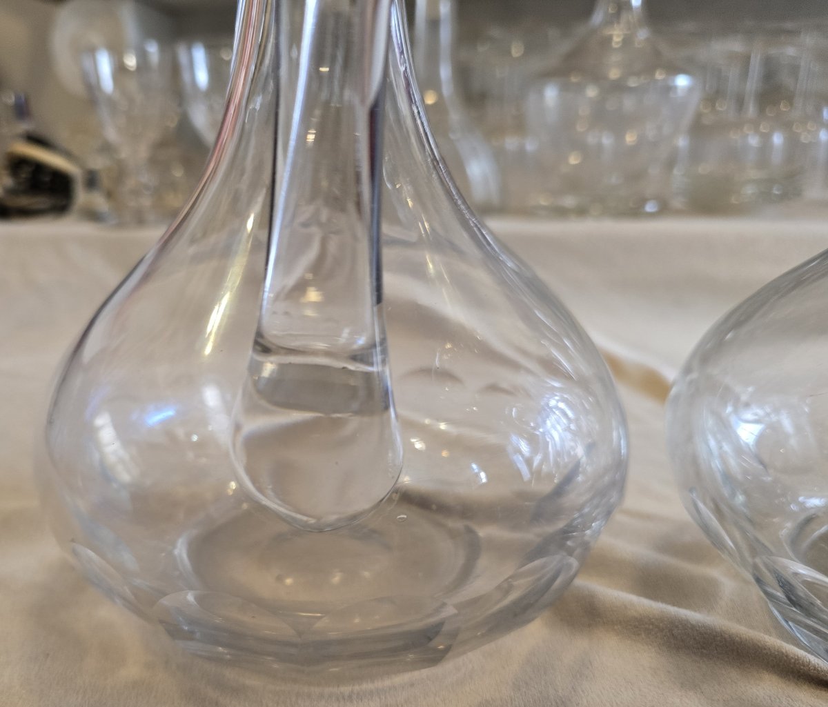 Ensemble  de trois brocs aiguières anciennes en verre soufflé et taillé-photo-2