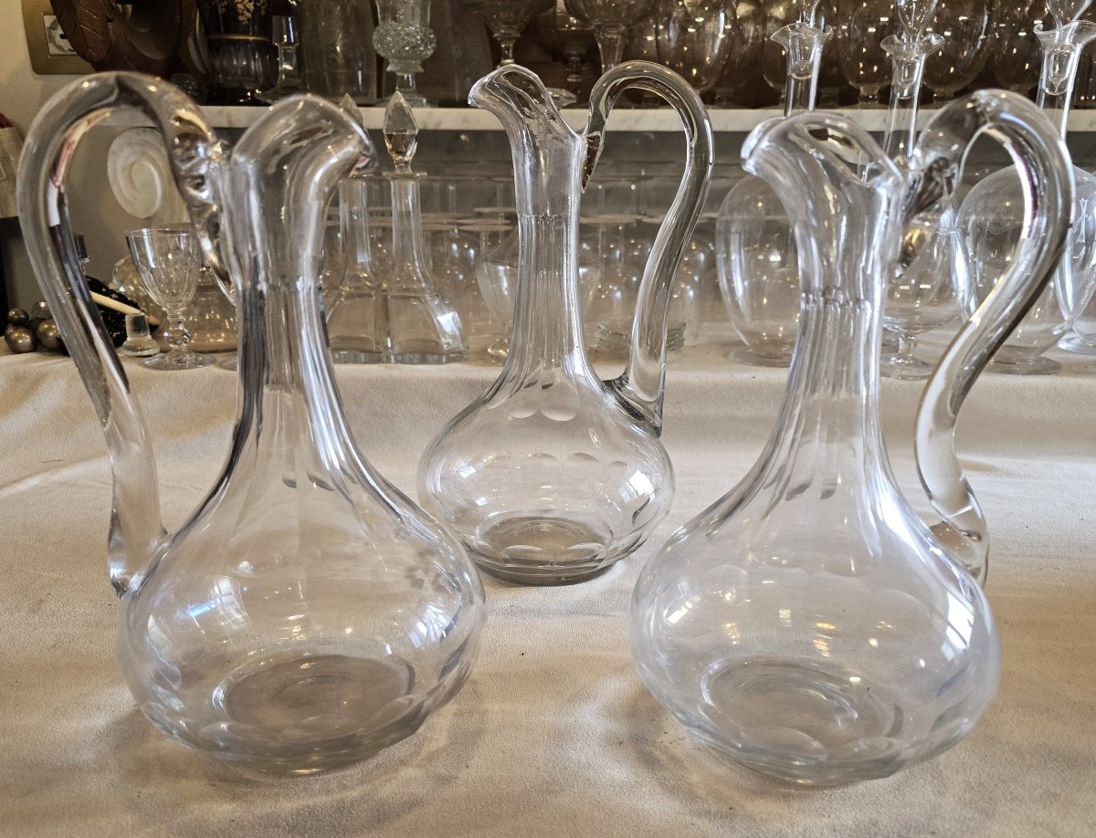 Ensemble  de trois brocs aiguières anciennes en verre soufflé et taillé
