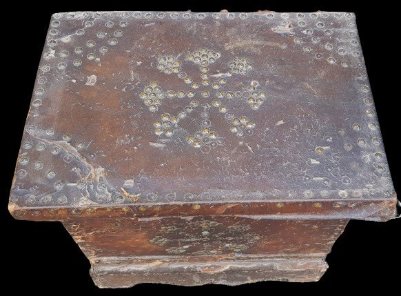 Small Old Travel Chest 17th Century Wood Covered In Studded Leather-photo-2