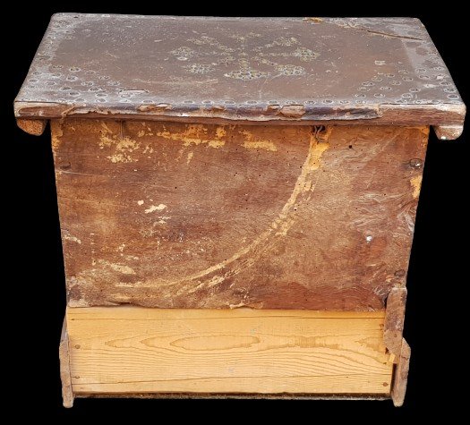 Small Old Travel Chest 17th Century Wood Covered In Studded Leather-photo-4