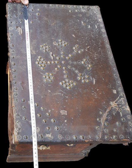 Small Old Travel Chest 17th Century Wood Covered In Studded Leather-photo-1
