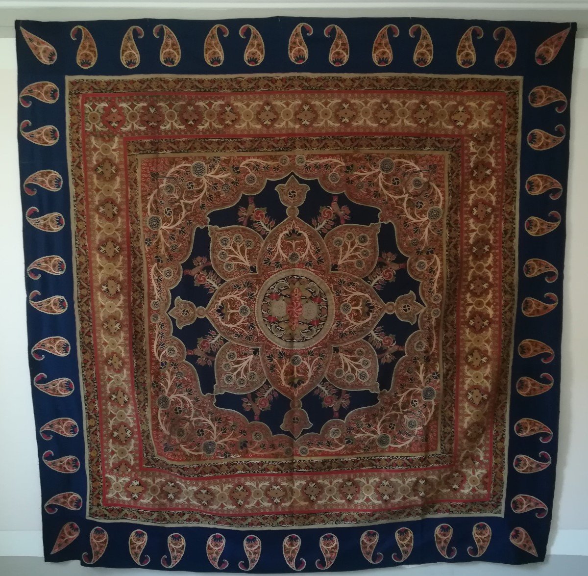 Tapis De Table Ancien Feutre Bleu Riche Broderie Recht  197x194 Cm