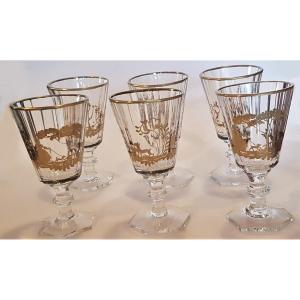 Lot 6 Verres Venitiens Sur Pied à Facettes Avec Décor De Personnages Peint En Or