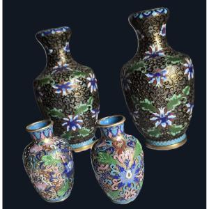 Quatre anciens  vases cloisonnés en émail polychrome sur structure en laiton