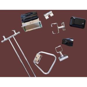  Ensemble de 5 accessoires de salle de bain en métal chromé et opaline – Italie, vers 1940