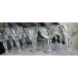 ensemble de 18 anciens verres en cristal taillé