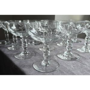  Reunion de 16 anciennes coupes sur pied  cristal Baccarat modèle Clermont