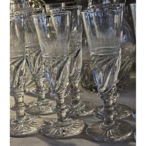 Ensemble de 12 flûtes en cristal, modèle dit “SS” Baccarat ou Saint‑Louis, époque Restauration