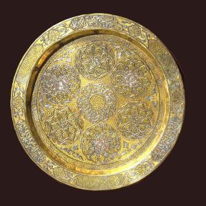 Ancienne assiette en cuivre damasquiné, Moyen Orient vers 1940-1960