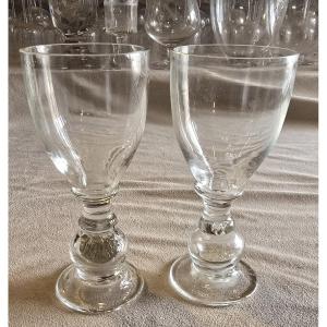 Paire de verres anciens avec monnaie intégrée dans la masse du verre