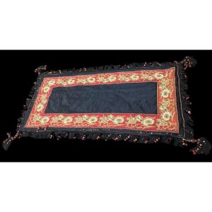 Ancien dessus de table Napoléon III en soie et broderie au petit point