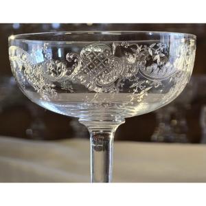 Huit coupes anciennes cristal décor rocaille gravé attribuées à Baccarat fin XIXᵉ / début XXᵉ