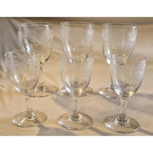 Six verres anciens cristal décor rocaille gravé attribués à Baccarat fin XIXᵉ / début XX