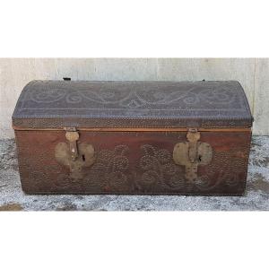 Antique Chest In Curved Wood Covered With Studded Leather, Italy 18th Century