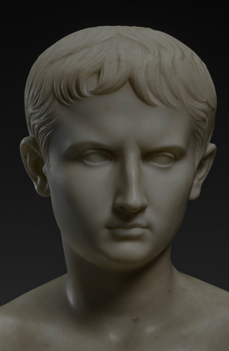 Grand Buste En Marbre Blanc Sculpté Représentant Le Jeune Auguste. XIXe Siècle. -photo-1