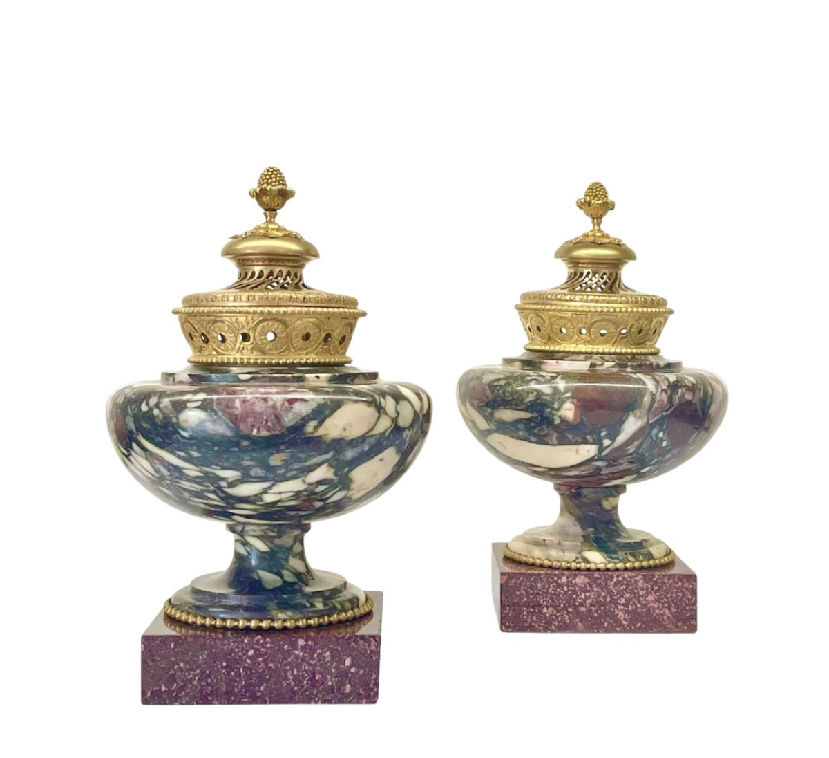 Paire De Brûle-Parfums D’époque Louis XVI En Marbre Brèche, Porphyre Et Bronze Doré. 