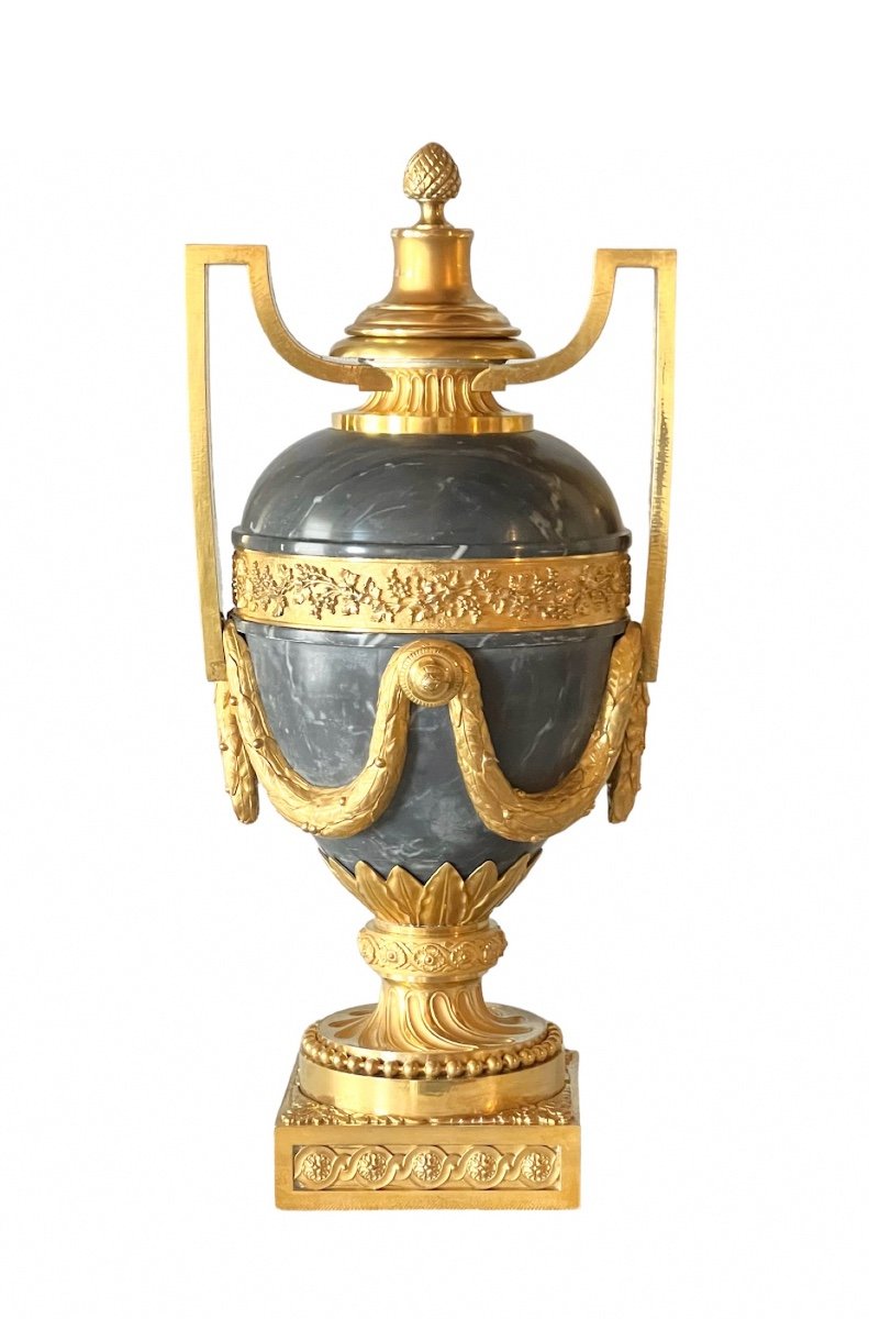 Grand Vase Amphore De Style Louis XVI En Bronze Doré Et Marbre Turquin. 