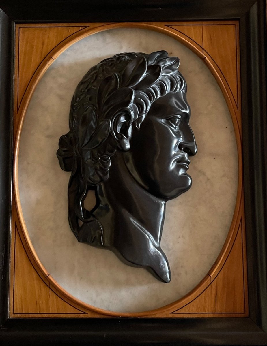Grand Médaillon En Marbre Noir Sculpté En Haut-Relief Représentant Auguste. XIXe Siècle. -photo-3