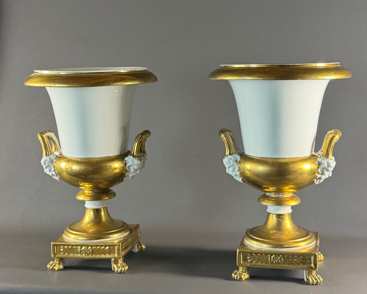 A Large Pair Of Two-handled « porcelaine De Paris » Medici Vases. Circa 1830. -photo-2