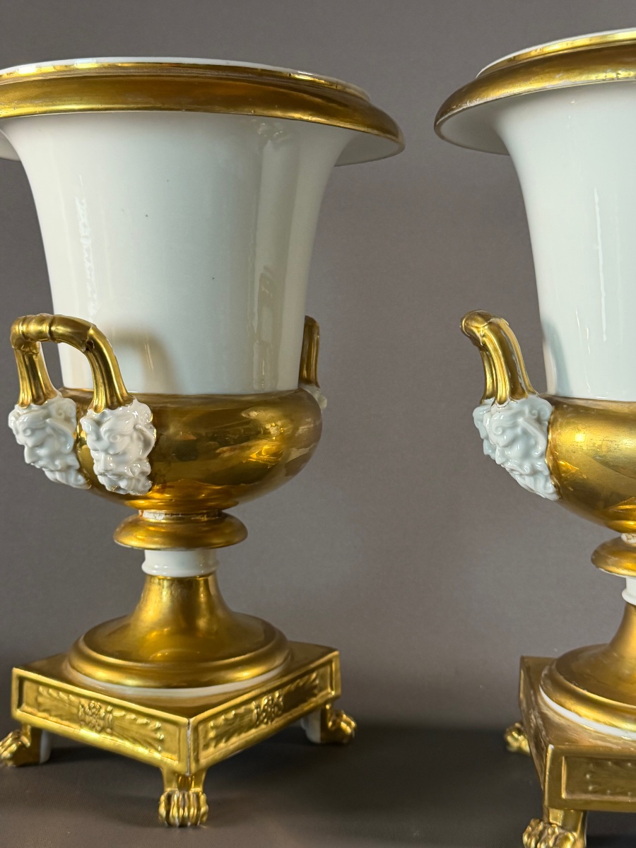 A Large Pair Of Two-handled « porcelaine De Paris » Medici Vases. Circa 1830. -photo-1