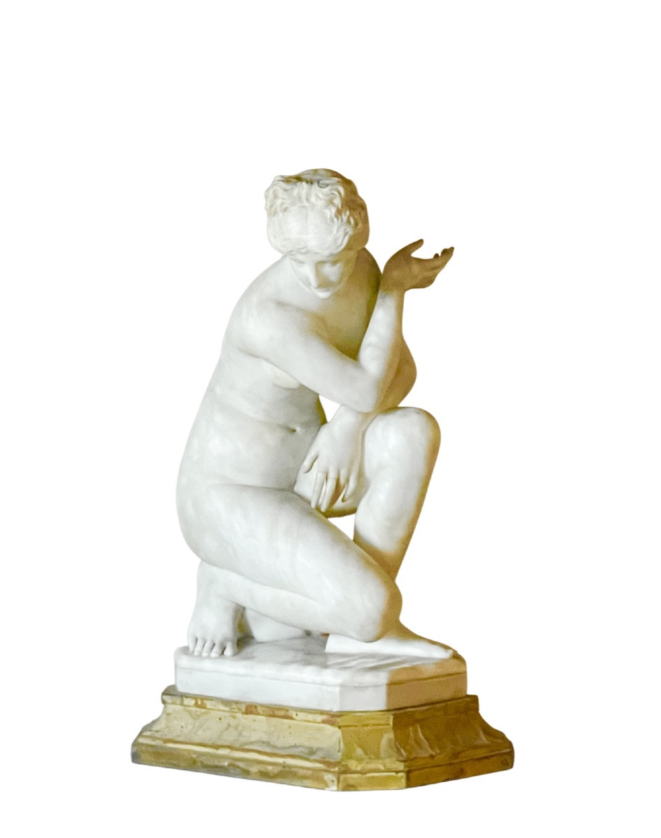 Pietro Bazzanti (1825-1895). Grande sculpture en marbre blanc représentant Vénus accroupie. -photo-2