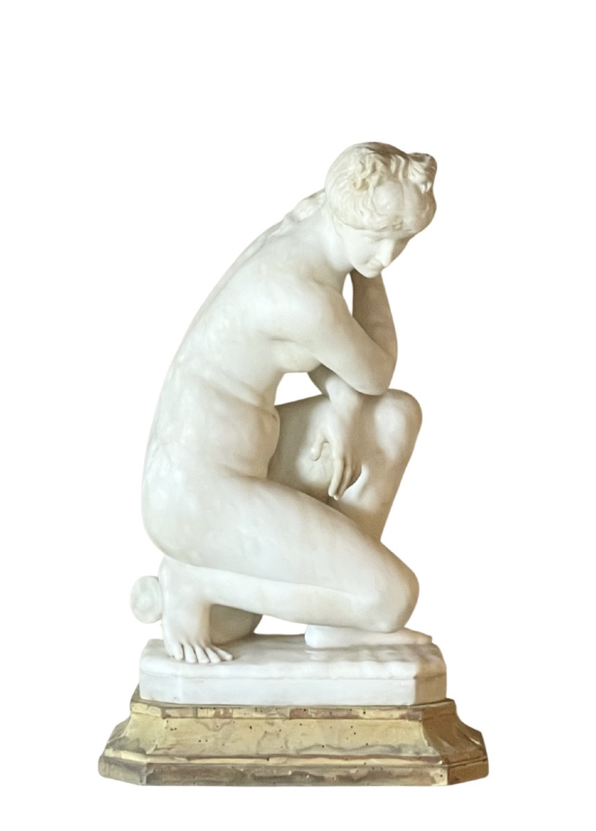 Pietro Bazzanti (1825-1895). Grande sculpture en marbre blanc représentant Vénus accroupie. 